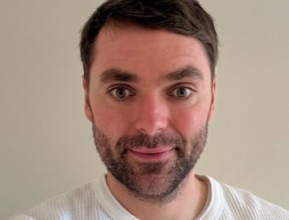 Headshot photo of Simon Aston